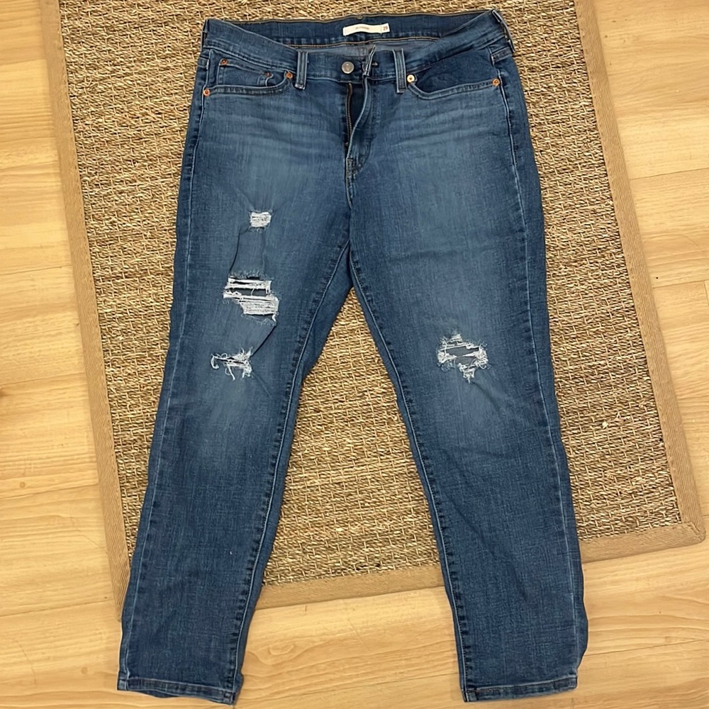 Levi’s women boyfriend jean, ripped detailing size 29